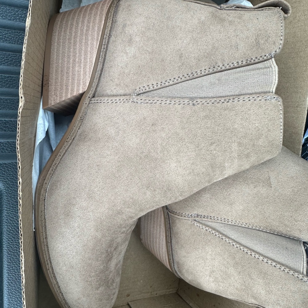 Dr. Scholl's Tan Ankle Boots with Sleek Silhouette